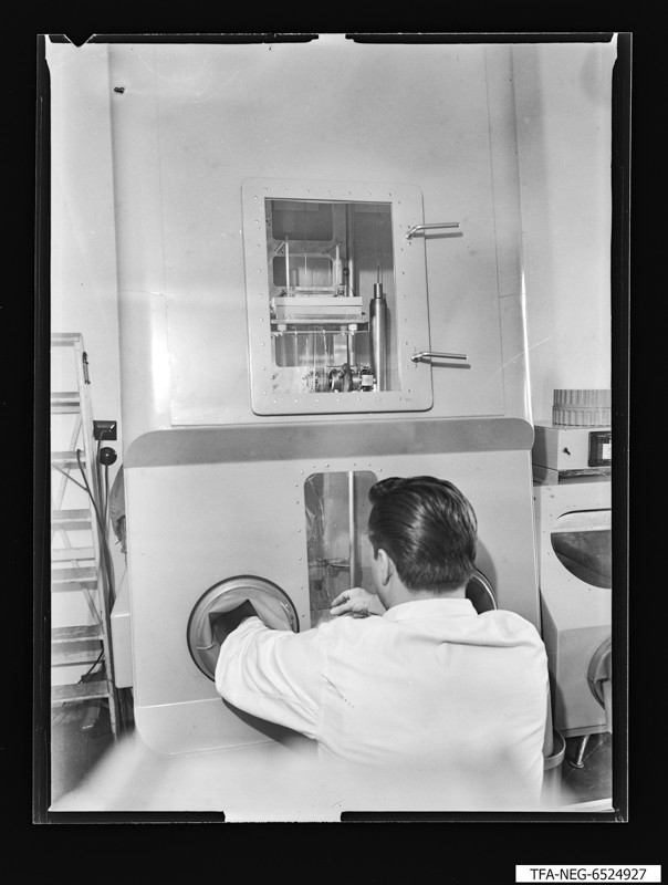 Mann bei Herstellung einer Super-Orthikon, Foto September 1965 (www.industriesalon.de CC BY-NC-SA)