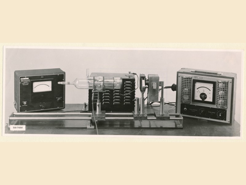 Meßanordnung zur spektralen Energieverteilung der Leuchtstoffemission, Foto 17. November 1958 (www.industriesalon.de CC BY-SA)
