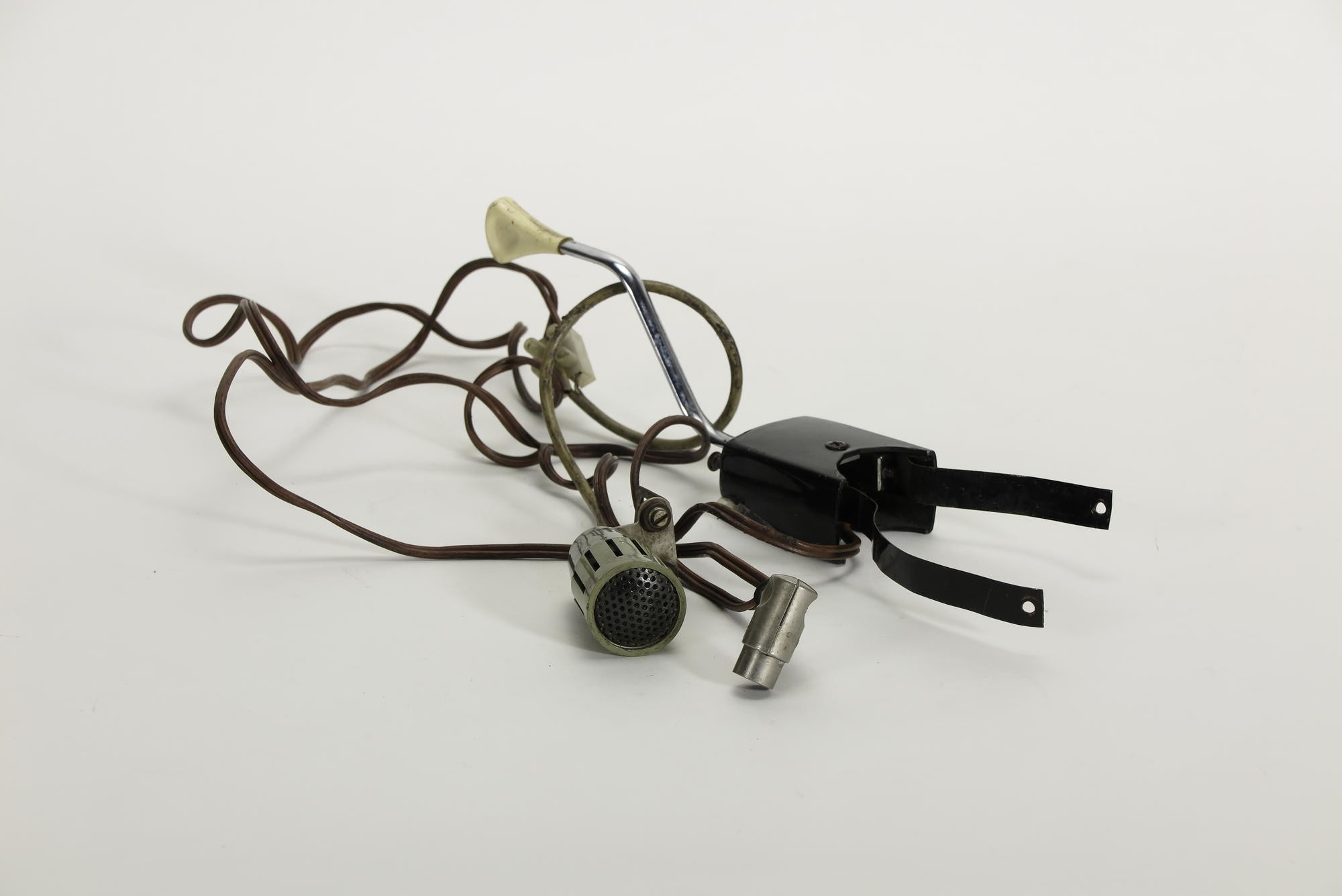 Mikrofon mit Schalter, Zubehör zu UKW-Fahrzeug-Funksprechgerät Telefunken Telecar VI A Typ SE 160-20 (Stiftung Deutsches Technikmuseum Berlin CC0)