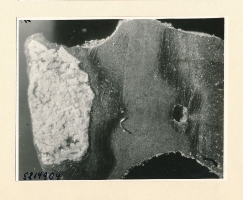 Mikroskopische Aufnahme eines Materials, Hochstromkathode, Bild 2, Foto März 1958 (www.industriesalon.de CC BY-SA)