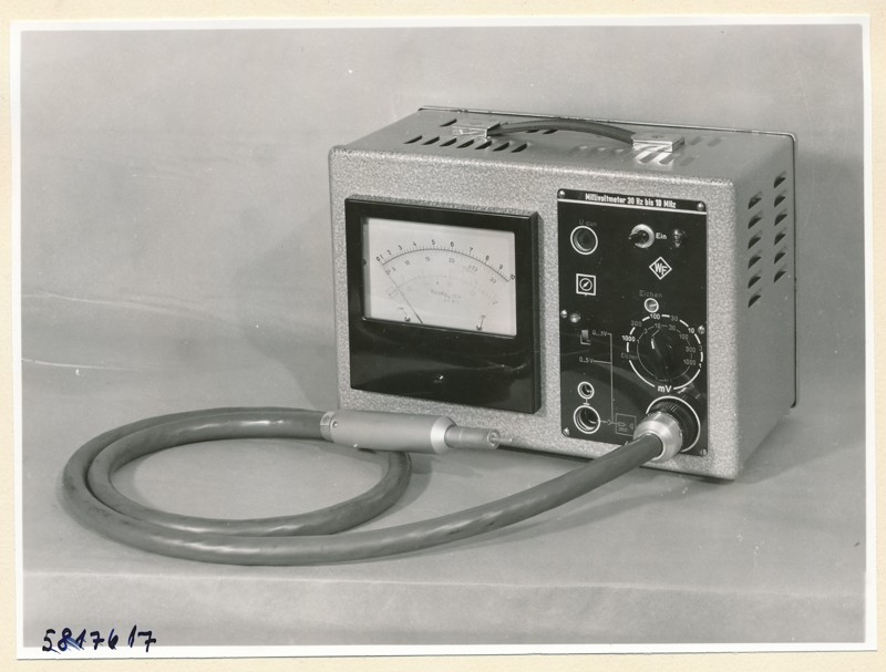 Millivoltmeter 30 Hz - 10 MHz, Foto 6. November 1958 (www.industriesalon.de CC BY-SA)