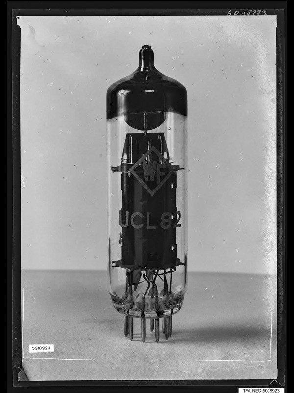 Miniaturröhre UCL 82 "WF" (www.industriesalon.de CC BY-SA)