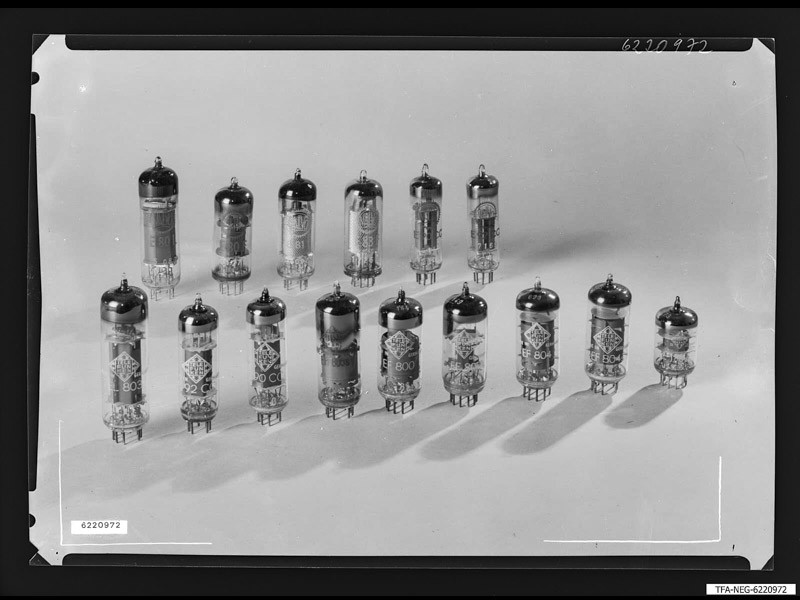 Miniaturröhren von Telefunken und Valvo (www.industriesalon.de CC BY-SA)