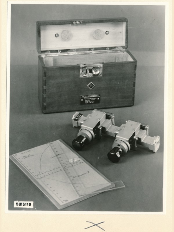 Präzisionsattenuator variabel VPA/X2 mit Transportkasten, Foto 12. Juni 1958 (www.industriesalon.de CC BY-SA)