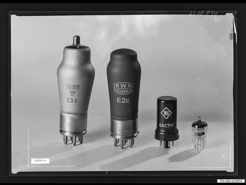 Röhren aus DDR-Produktion, darunter C 3c (www.industriesalon.de CC BY-SA)