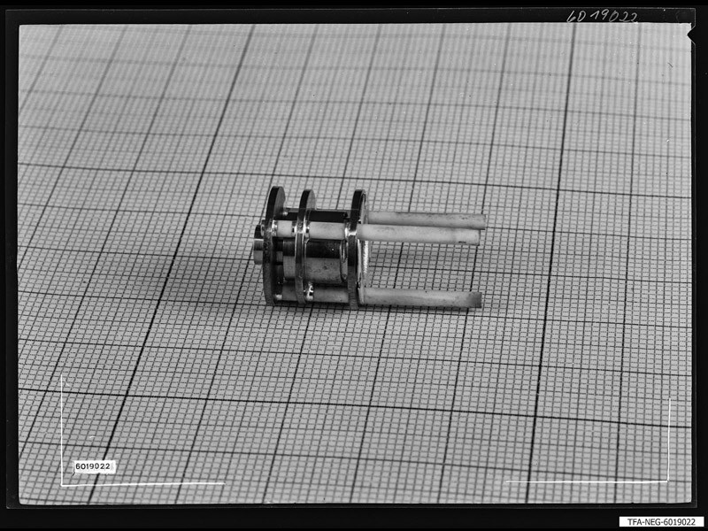 Röhrenelement auf Millimeterpapier (www.industriesalon.de CC BY-SA)
