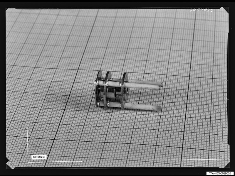 Röhrenelement auf Millimeterpapier. (www.industriesalon.de CC BY-SA)