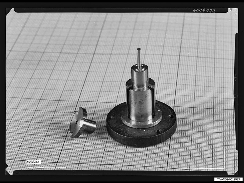 Röhrenelemente auf Millimeterpapier. (www.industriesalon.de CC BY-SA)