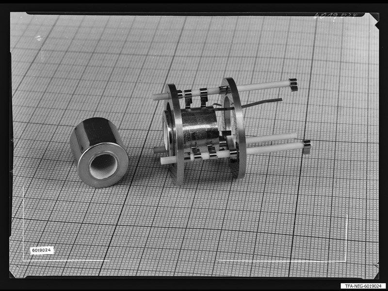 Röhrenelemente auf Millimeterpapier (www.industriesalon.de CC BY-SA)