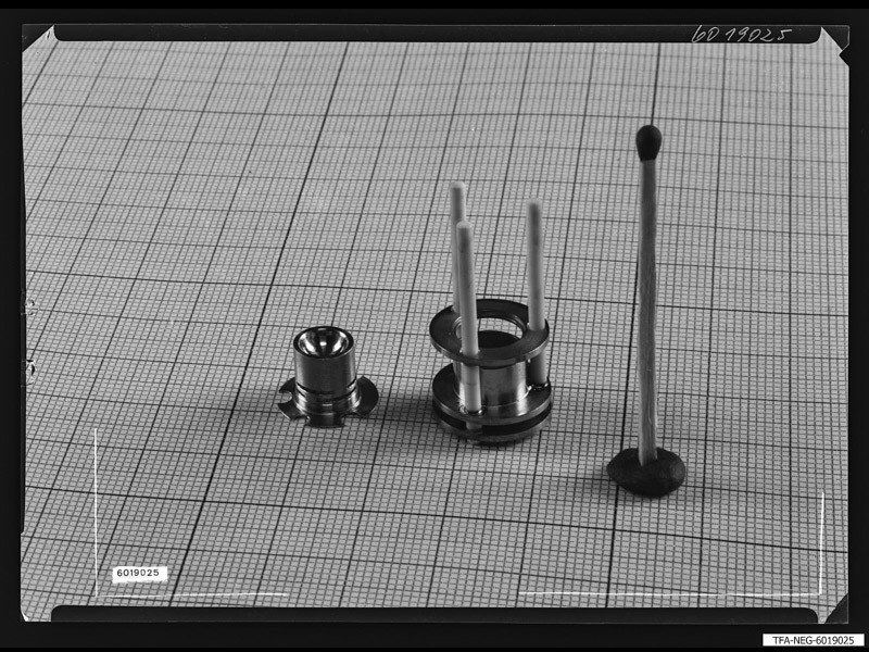 Röhrenelemente auf Millimeterpapier mit Streichholz (www.industriesalon.de CC BY-SA)