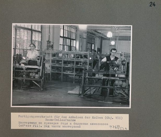 S. 24, Fotoalbum Produktion im Werk für Fernmeldewesen (HF), 1951 (www.industriesalon.de CC BY-SA)