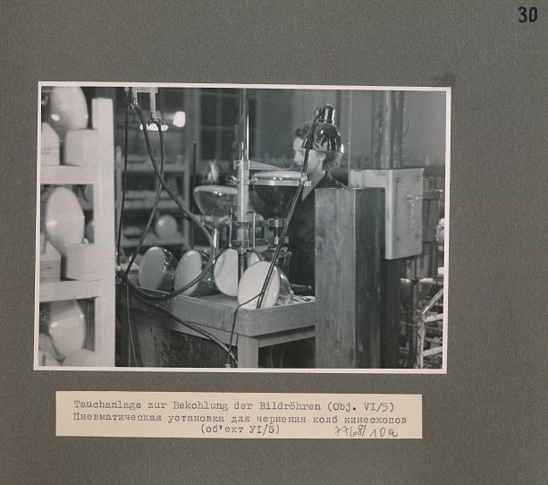 S. 30, Fotoalbum Produktion im Werk für Fernmeldewesen (HF), 1951 (www.industriesalon.de CC BY-SA)