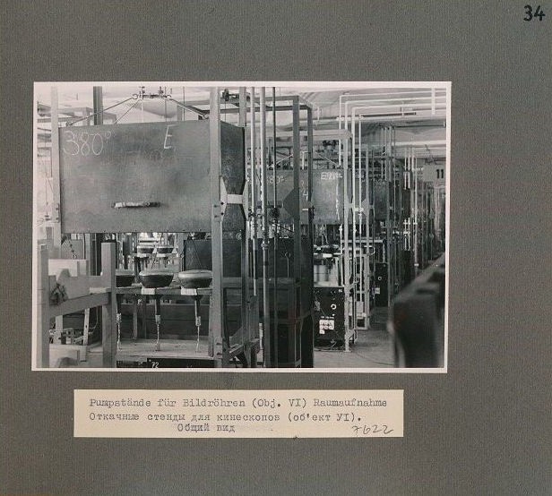 S. 34, Fotoalbum Produktion im Werk für Fernmeldewesen (HF), 1951 (www.industriesalon.de CC BY-SA)