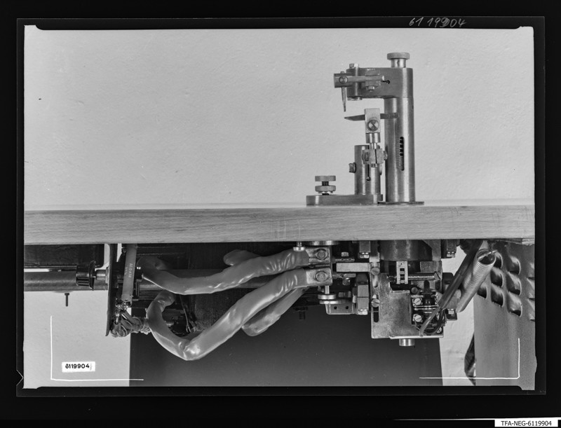 Schweißmaschine, Gesamtansicht (www.industriesalon.de CC BY-SA)