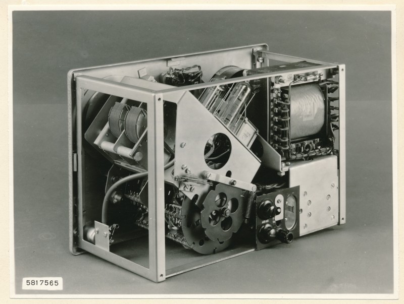 Selektiver Verstärker SV2 01-30 MHz innen, Foto Oktober 1958 (www.industriesalon.de CC BY-SA)
