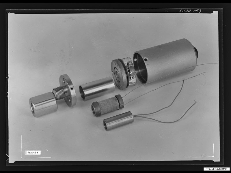 Vakuum-Messgerät mit Zubehör (www.industriesalon.de CC BY-SA)