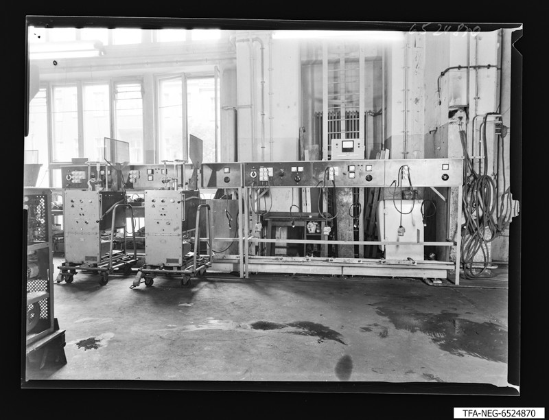 Vakuumprüfstand M 1772, Gesamtansicht, Foto September 1965 (www.industriesalon.de CC BY-SA)