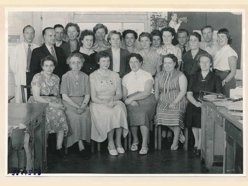 Verabschiedung Kollegin (Gehaltsbüro), Bild 2, Foto 1. Juli 1958 (www.industriesalon.de CC BY-NC-SA)