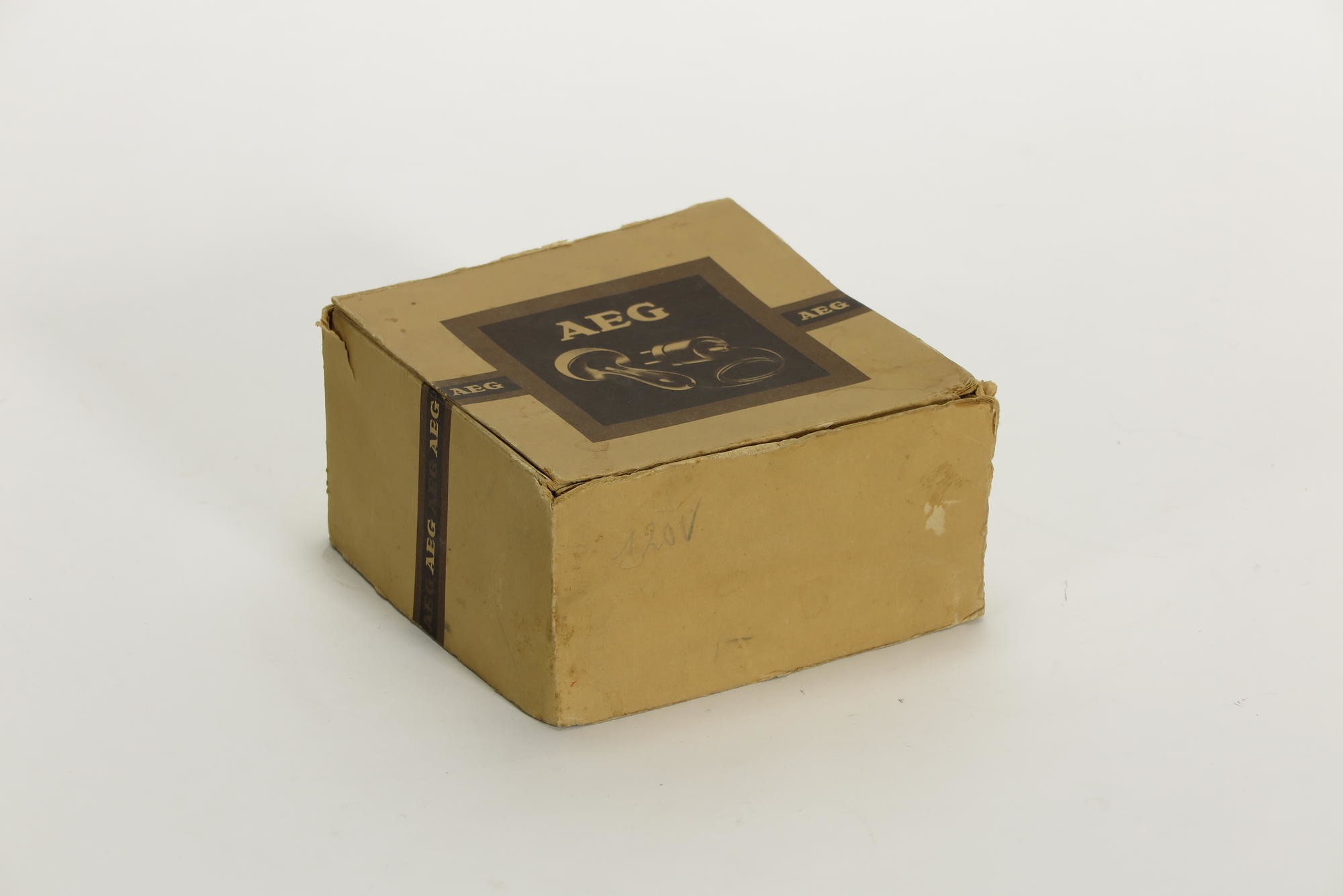 Verpackungskarton, Zubehör zu Elektrisch beleuchteter Stopfpilz AEG (Stiftung Deutsches Technikmuseum Berlin CC0)