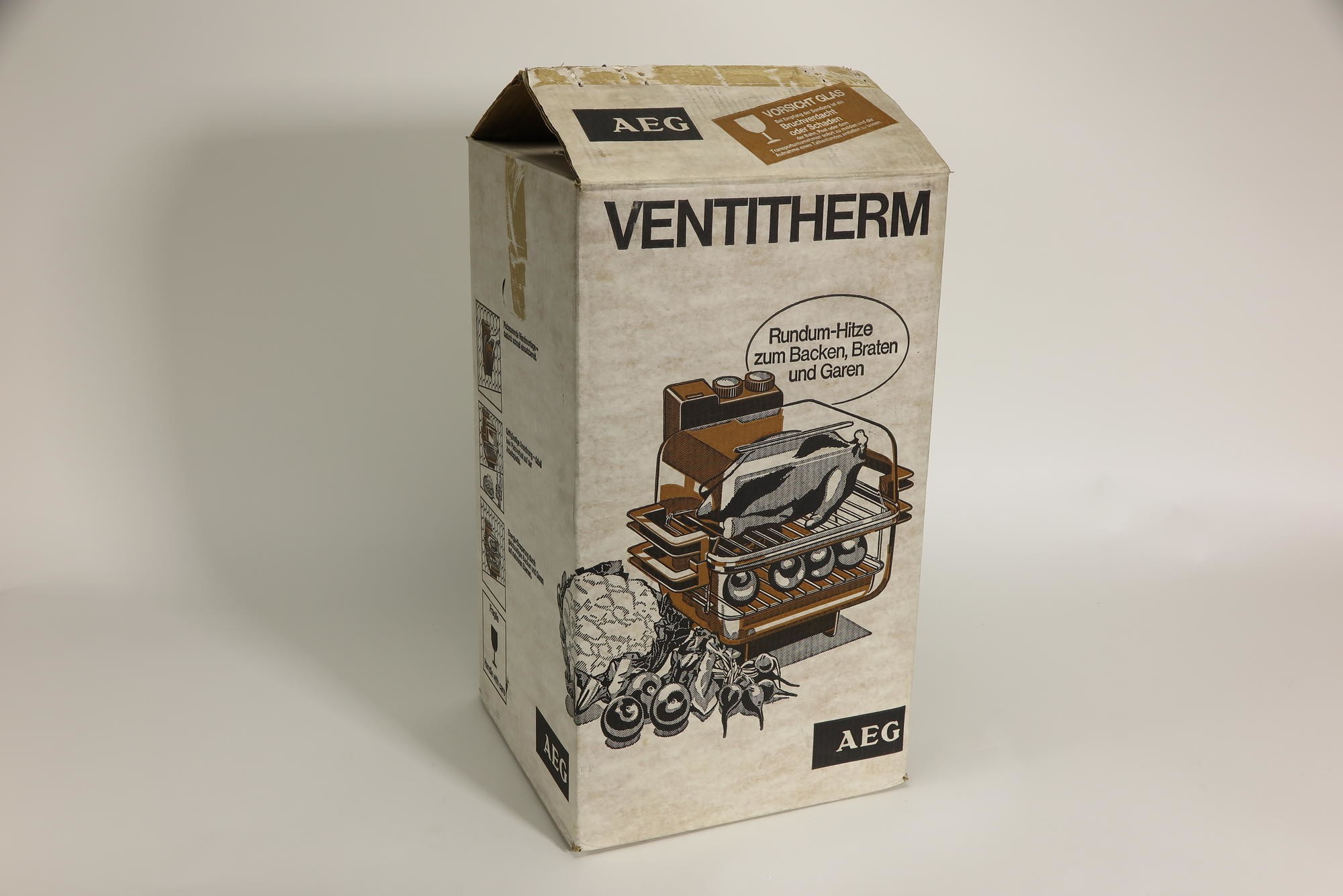 Verpackungskarton, Zubehör zu Elektrischer Heißluftgrill AEG Modell HGA 1600 `Ventitherm` (Stiftung Deutsches Technikmuseum Berlin CC0)