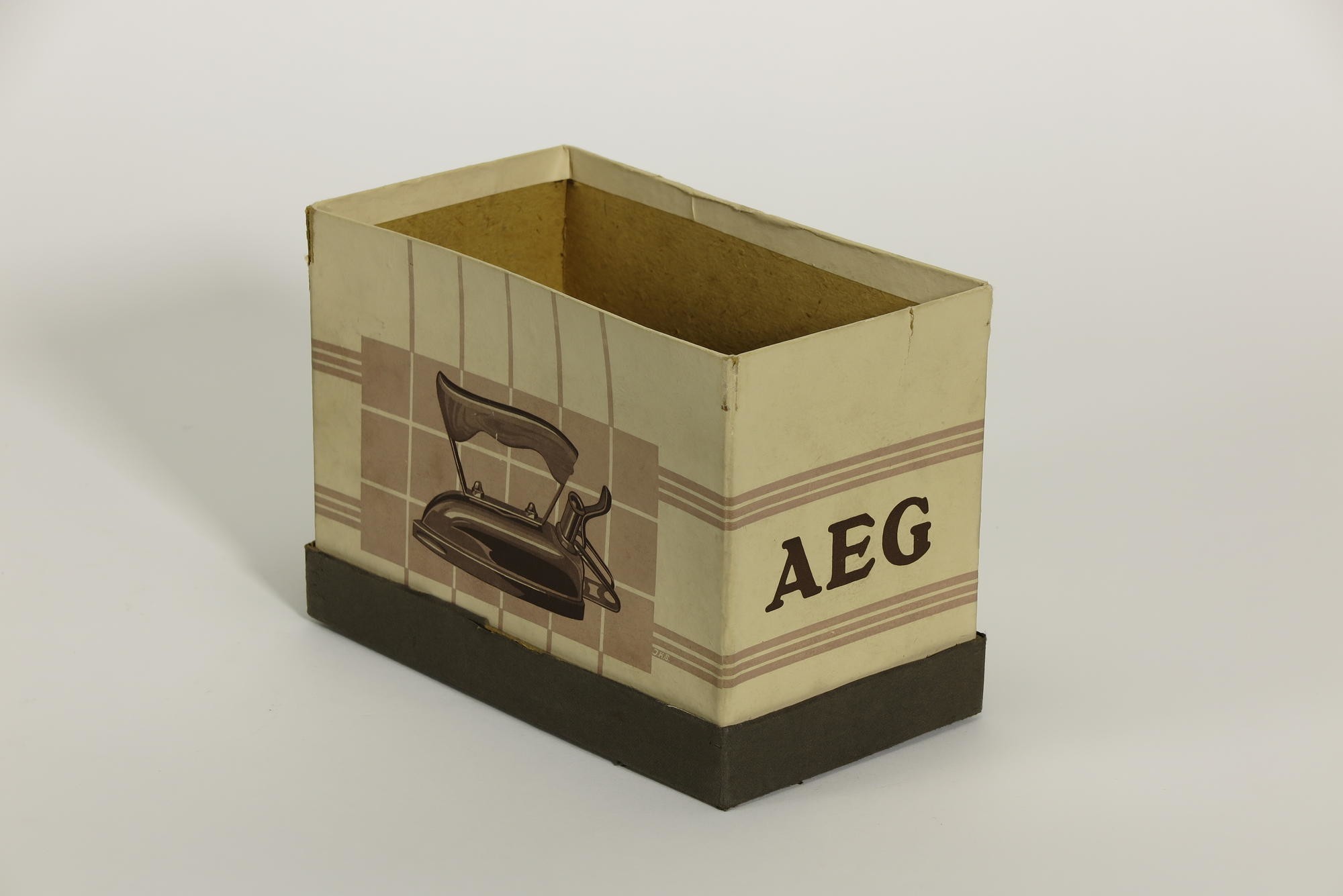 Verpackungskarton, Zubehör zu Elektrisches Haushalt-Bügeleisen AEG (Stiftung Deutsches Technikmuseum Berlin CC0)