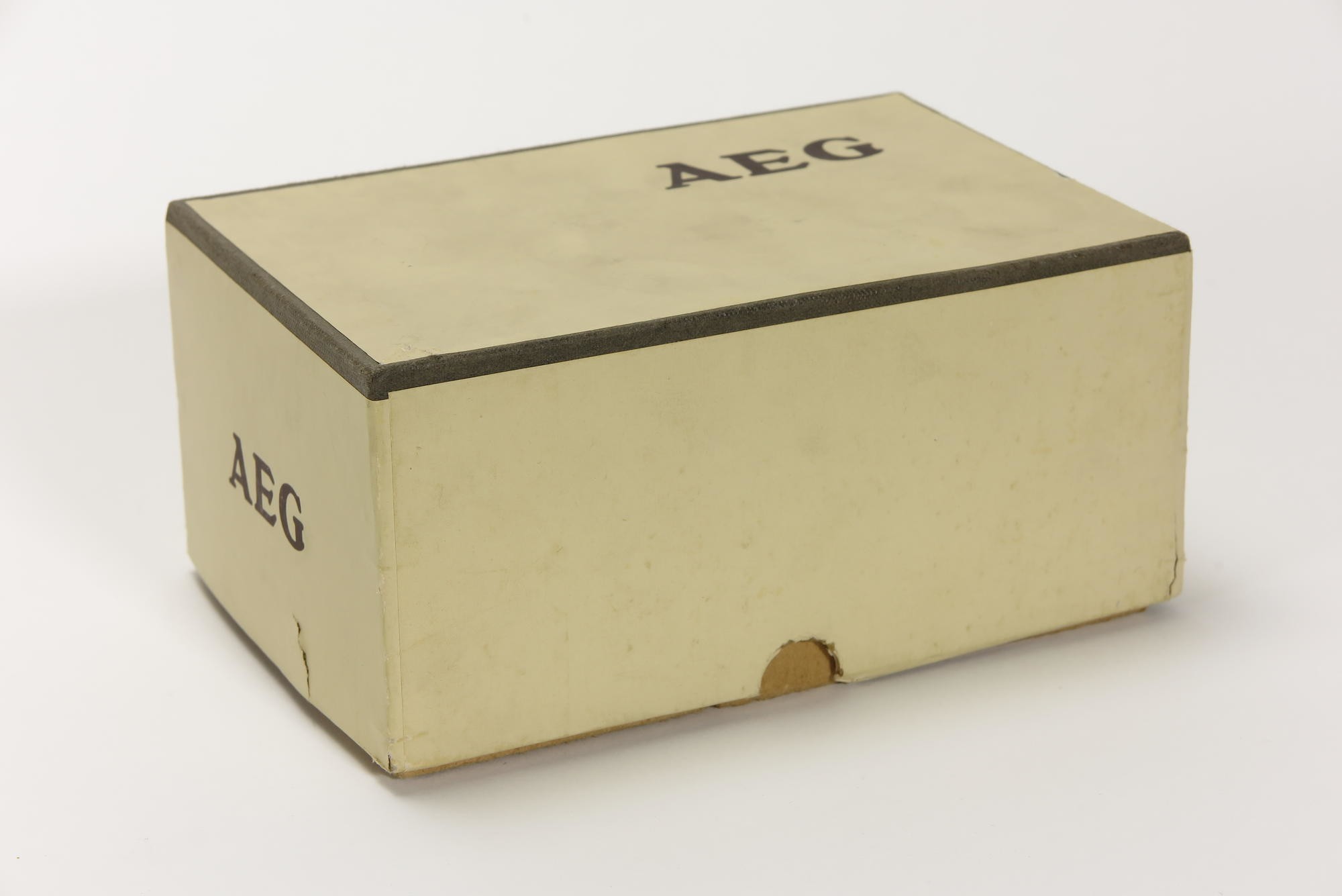 Verpackungskarton, Zubehör zu Elektrisches Reise-Bügeleisen AEG (Stiftung Deutsches Technikmuseum Berlin CC0)