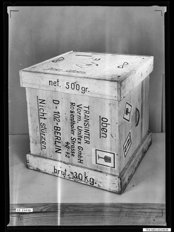 Verpackungskiste geschlossen, Foto Juni 1965 (www.industriesalon.de CC BY-SA)