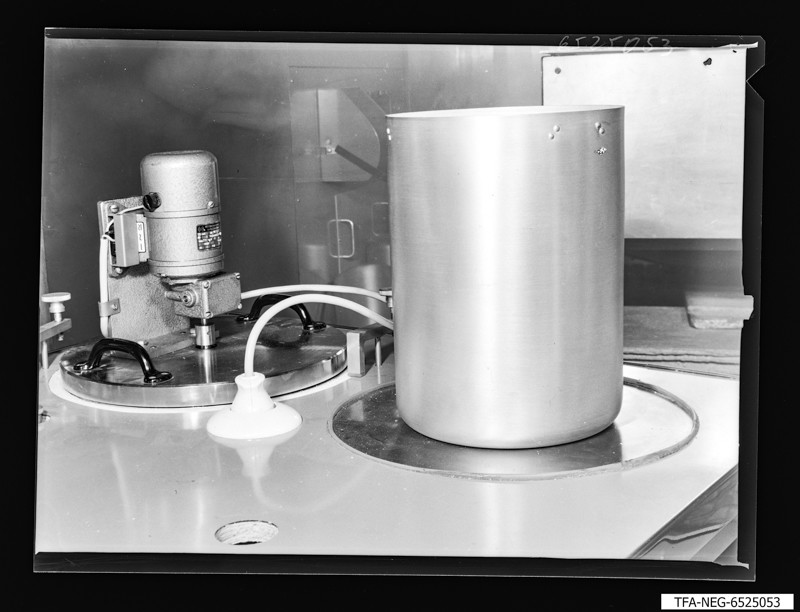 Warmspritzstand G 836 mit Spritzbehälter, Foto Oktober 1965 (www.industriesalon.de CC BY-SA)