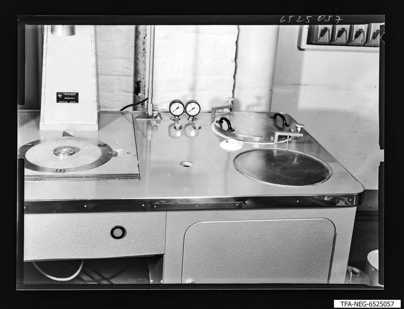 Warmspritzstand G 836 ohne Spritzbehälter, Foto Oktober 1965 (www.industriesalon.de CC BY-SA)