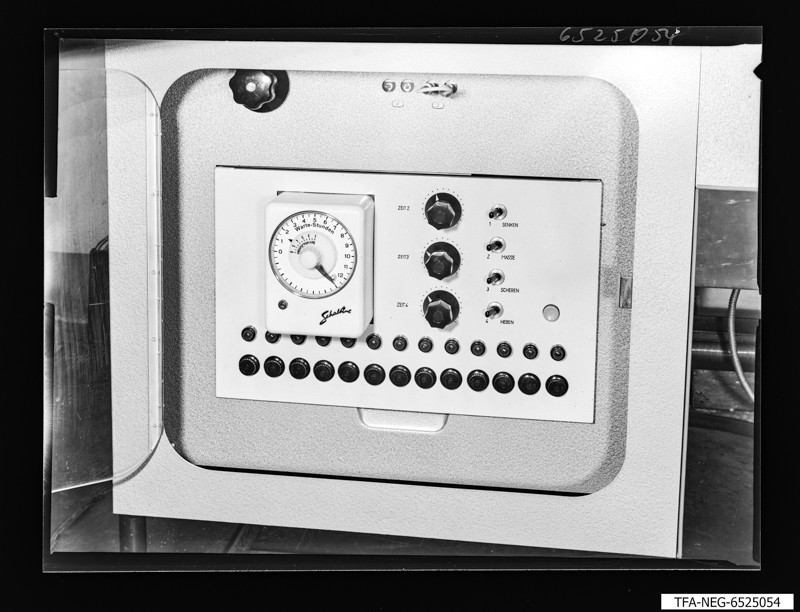 Warmspritzstand G 836, Schaltfeld für Zeiteinstellung, Foto Oktober 1965 (www.industriesalon.de CC BY-SA)