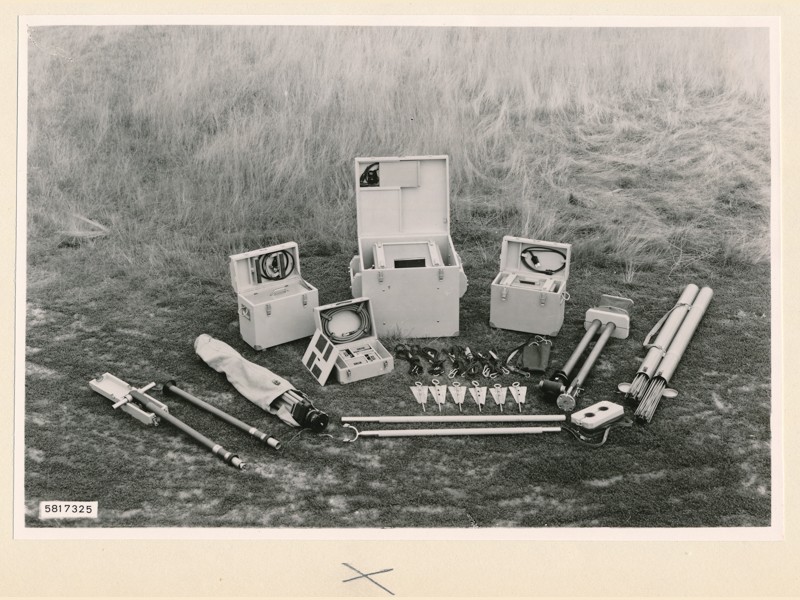 Zubehör des Feldstärkenmesser FSM ausgepackt, Foto 27. August 1958 (www.industriesalon.de CC BY-SA)