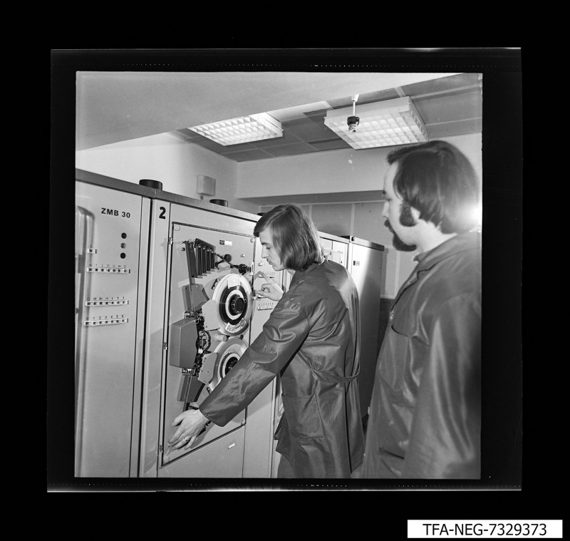 2 Mitarbeiter hinter EDV-Arbeitsschrank, Foto Dezember 1973 (www.industriesalon.de CC BY-NC-SA)