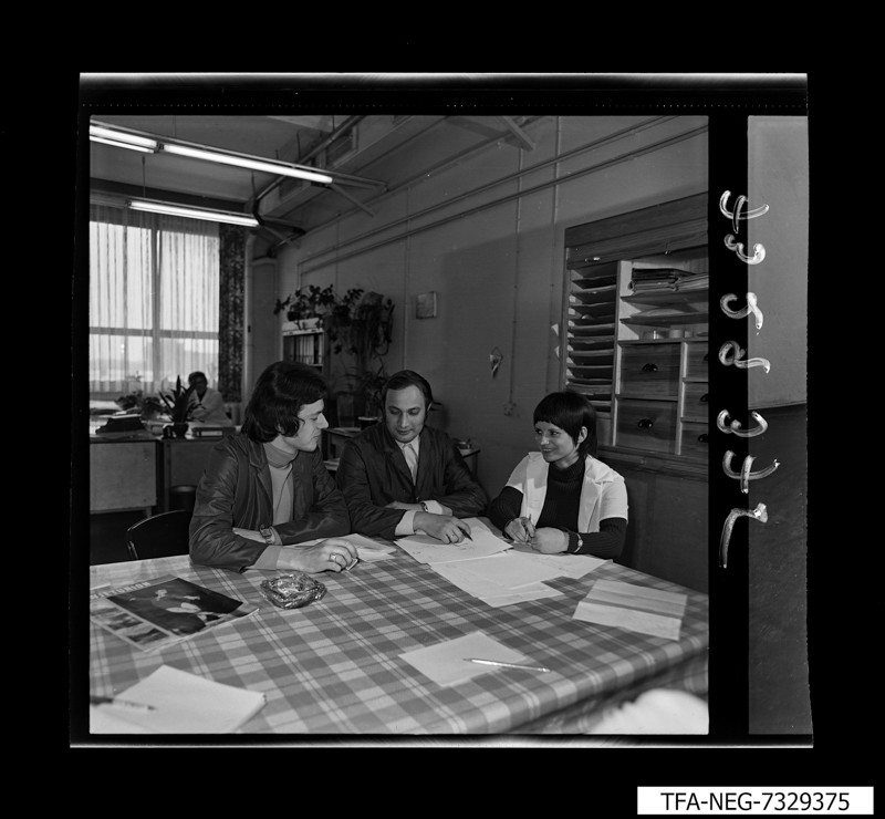3 Mitarbeiter aus der Schaltdiodentechnologie, Foto Dezember 1973 (www.industriesalon.de CC BY-SA)