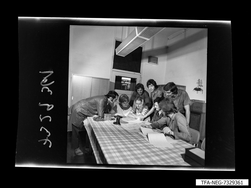 8 Mitarbeiter im Pausenraum, Foto Dezember 1973 (www.industriesalon.de CC BY-NC-SA)