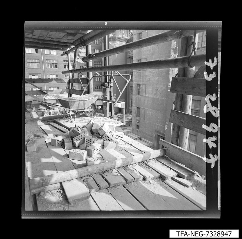 Absturzstelle vom Baugerüst im WF-Gelände, Foto März 1973 (www.industriesalon.de CC BY-SA)