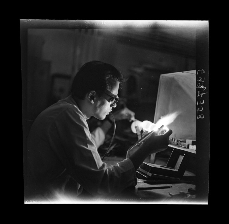 Arbeiter bei Glaskörperfertigung, Bild 1, Foto März 1969 (www.industriesalon.de CC BY-NC-SA)