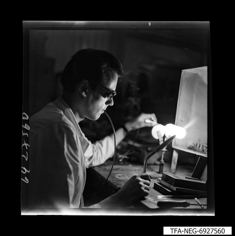 Arbeiter bläst einen Glaskörper, Bild. 2, Foto März 1969 (www.industriesalon.de CC BY-NC-SA)