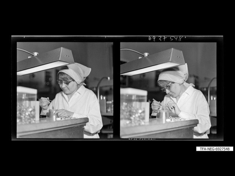 Arbeiterin bei Feinmontage, Foto März 1969 (www.industriesalon.de CC BY-NC-SA)