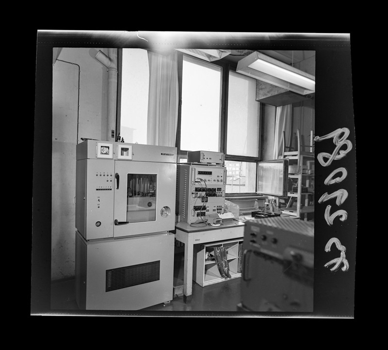 Elektronische Geräte in der Abteilung Diode., Foto Juni 1973 (www.industriesalon.de CC BY-SA)