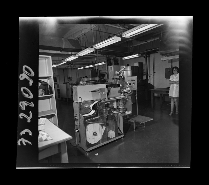 Fertigungin der Abteilung Diode., Foto Juni 1973 (www.industriesalon.de CC BY-SA)