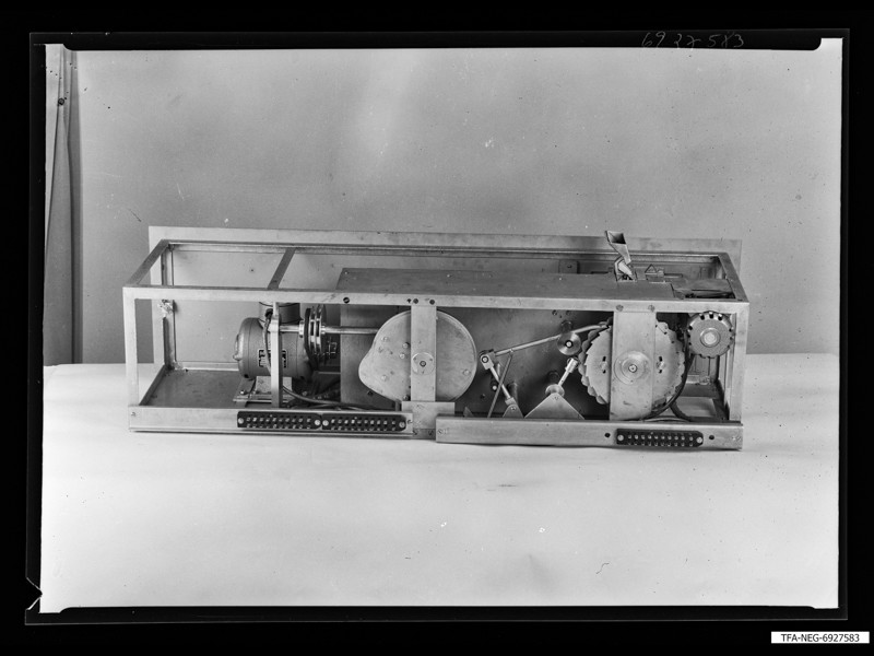 Golddraht-Diode-Automat, Bild 1, Einschub 1, Rückseite geöffnet, Foto April 1969 (www.industriesalon.de CC BY-SA)