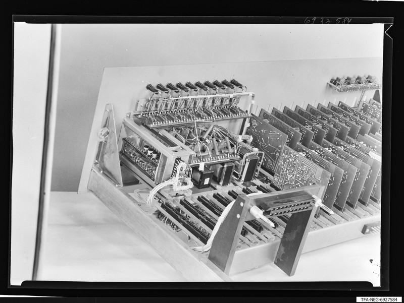 Golddraht-Diode-Automat, Bild 2, Einschub 2 mit Leiterplatten, Foto April 1969 (www.industriesalon.de CC BY-SA)