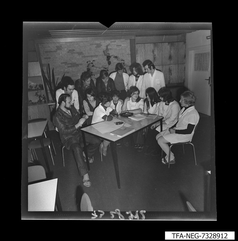 Gruppenbild des Jugendkollektivs DS 1, Foto Februar 1973 (www.industriesalon.de CC BY-NC-SA)