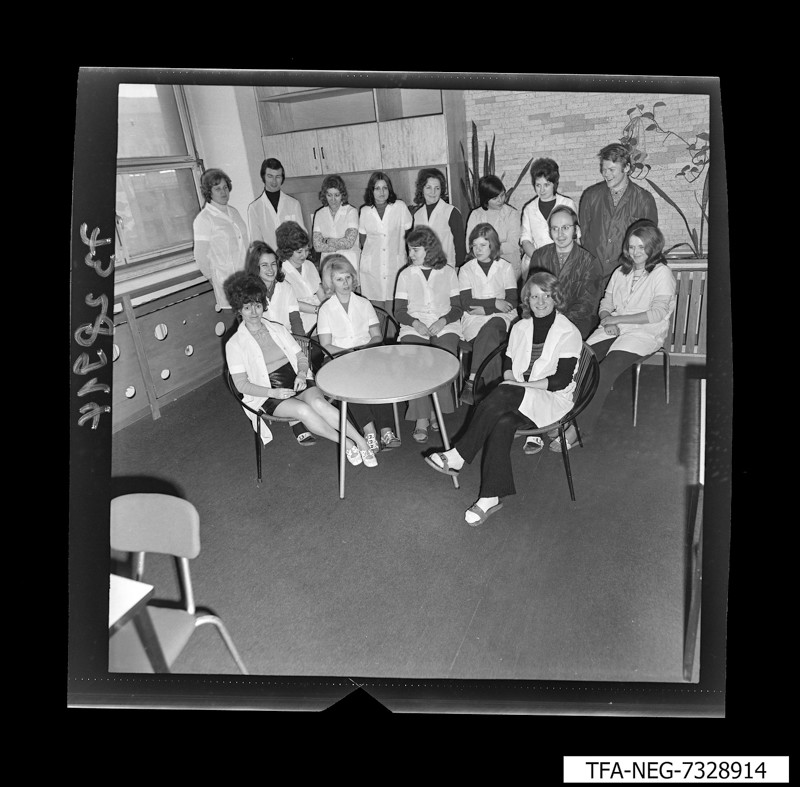 Gruppenbild des Jugendkollektivs DS 3, Foto Februar 1973 (www.industriesalon.de CC BY-NC-SA)