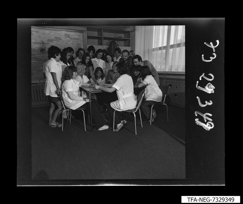 Gruppenbild Jugendbrigade 69, Foto Dezember 1973 (www.industriesalon.de CC BY-NC-SA)
