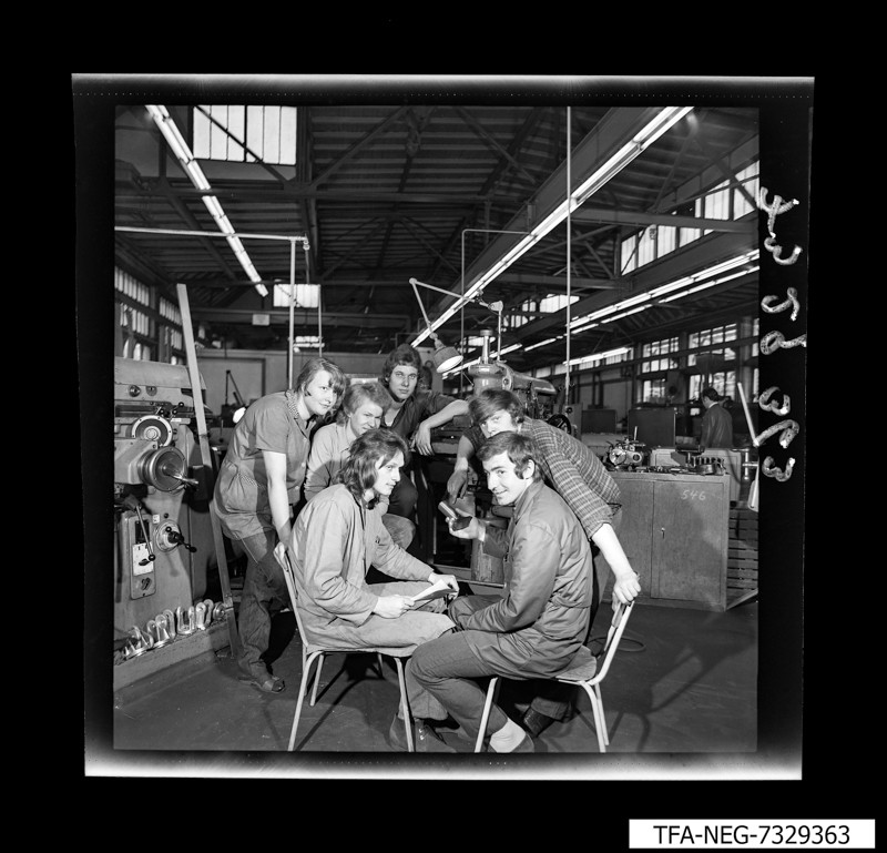 Gruppenfoto 6 Mitarbeiter in Fabrikhalle, Foto Dezember 1973 (www.industriesalon.de CC BY-NC-SA)