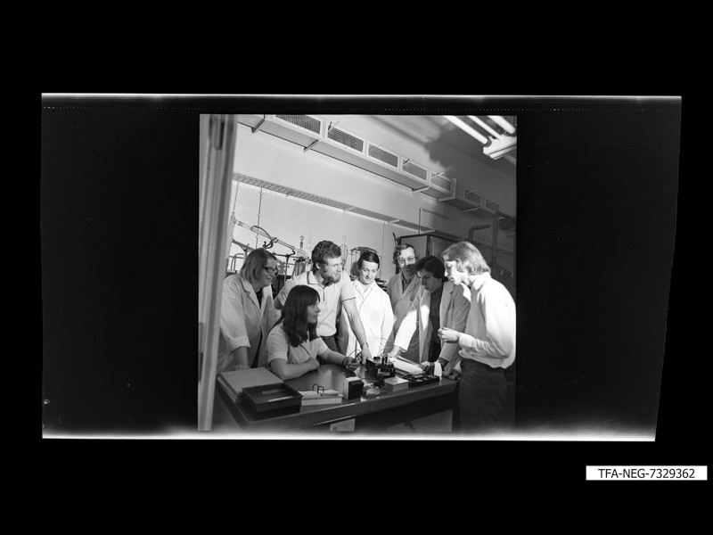 Gruppenfoto 7 Mitarbeiter, Foto Dezember 1973 (www.industriesalon.de CC BY-NC-SA)