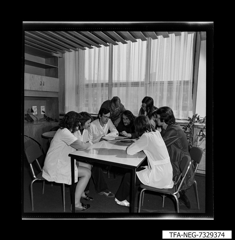 Gruppenfoto 9 Mitarbeiter im Pausenraum, Foto Dezember 1973 (www.industriesalon.de CC BY-NC-SA)