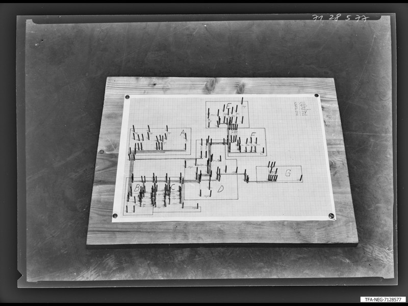 Handgefertigter Stromlaufplan , Foto Dezember 1971 (www.industriesalon.de CC BY-SA)
