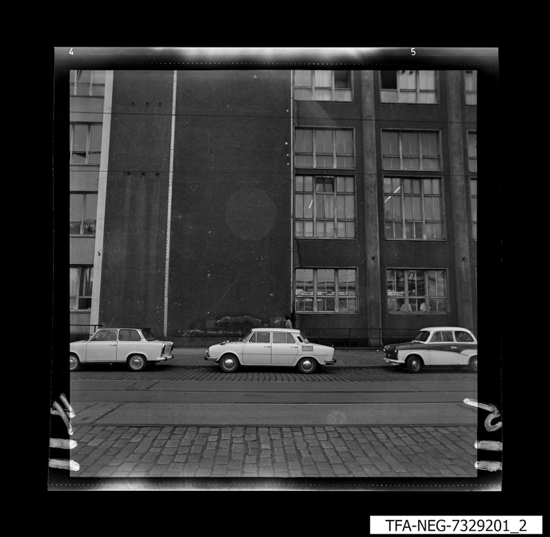 Hausansicht WF-Gebäude, Bild 2, Foto September 1973 (www.industriesalon.de CC BY-SA)